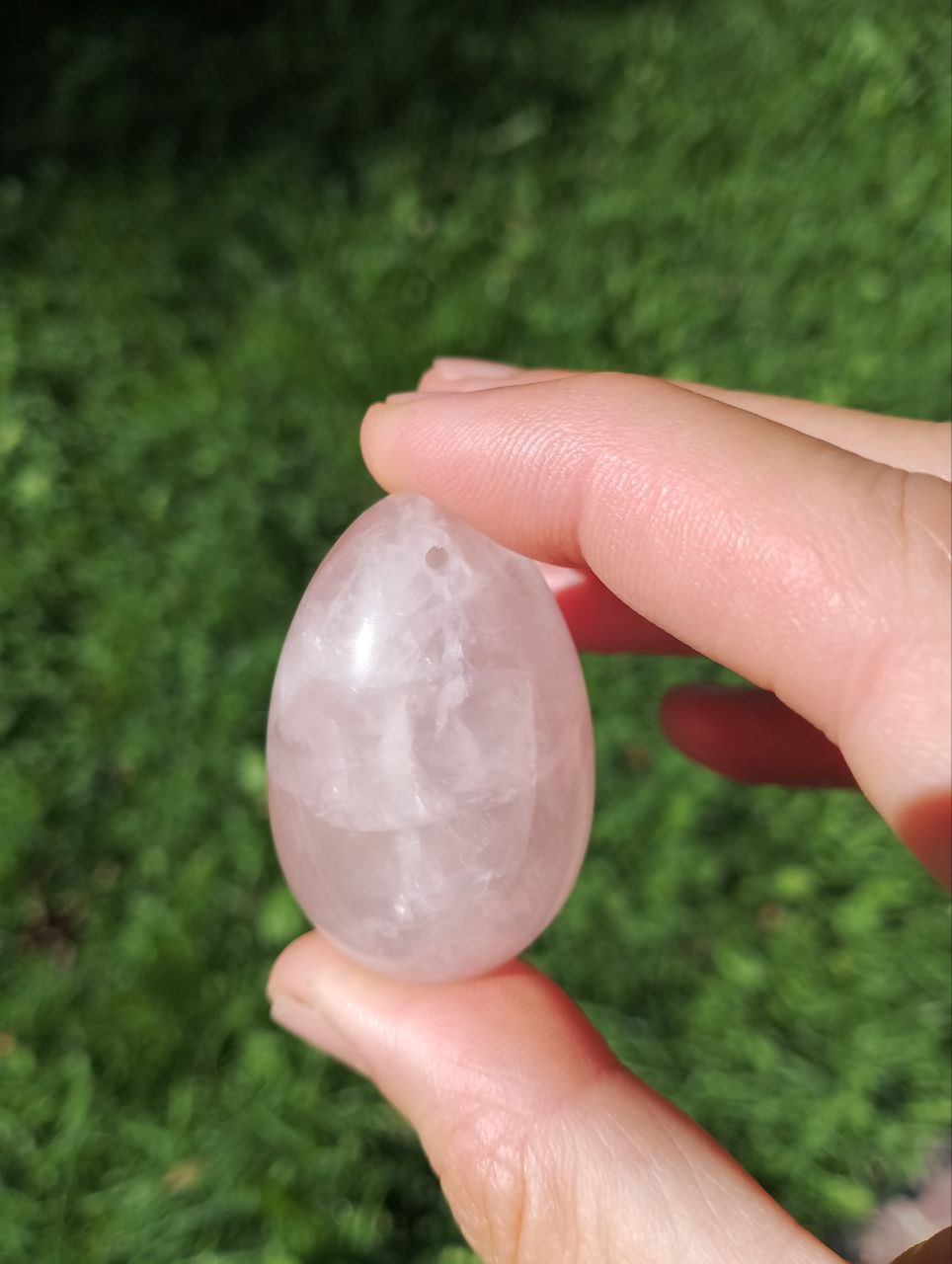 Detalle piedra de cuarzo en forma de lágrima.