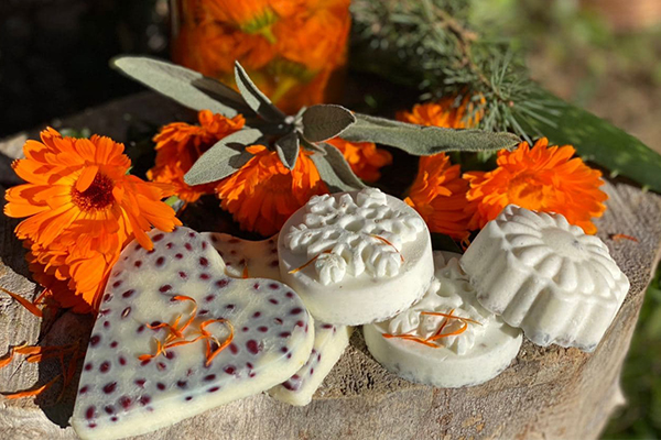 Jabones naturales. blancos con semillas, forma circular y relieves de referencia natural.