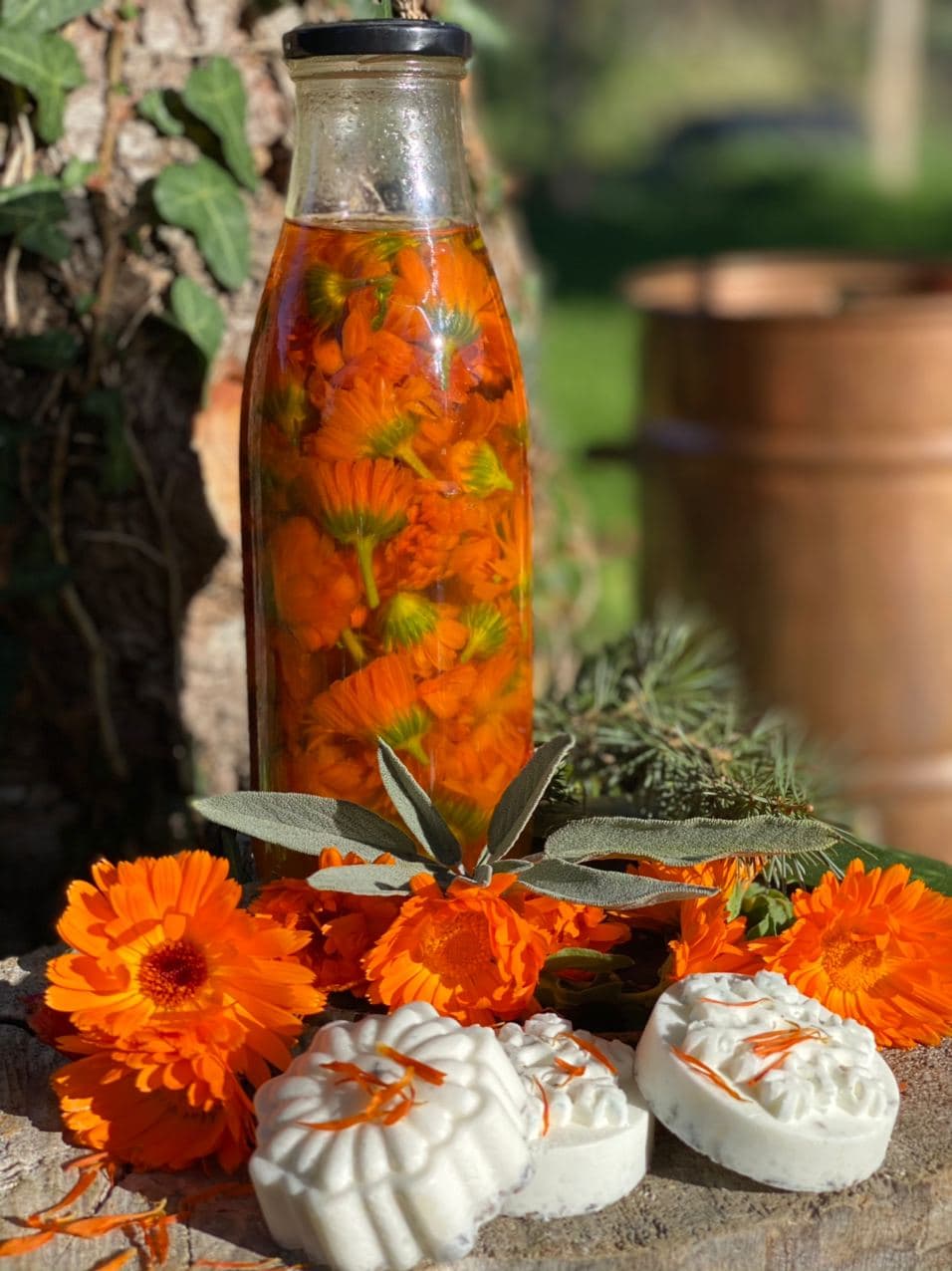 Jabones naturales. Blancos, forma circular y relieves de referencia natural. con botella de aceite esencial.