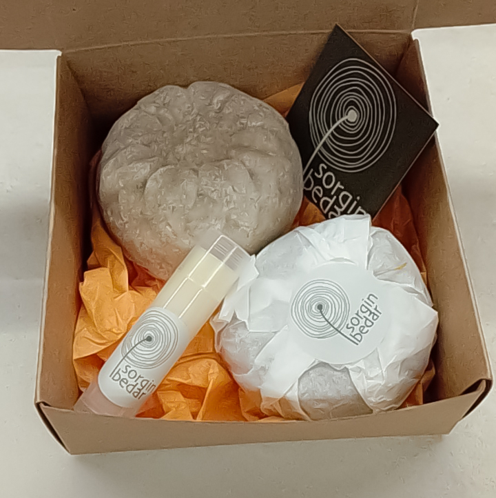 kit de cosméticos dos jabones y labial