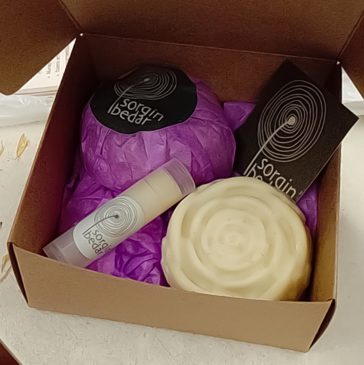 kit de cosméticos rosa y labial