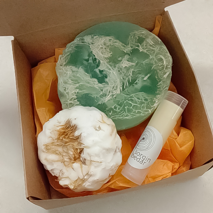 kit de cosméticos verde y labial
