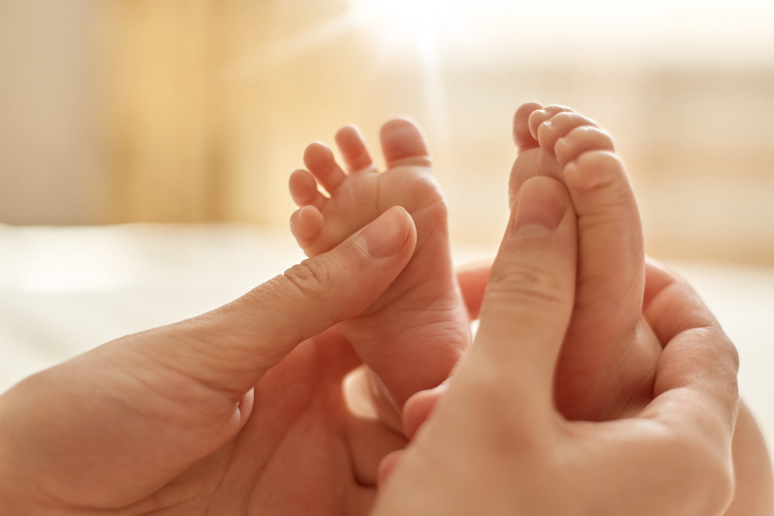 mamá haciendo masaje a su bebe.